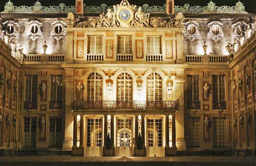 The Baroque Palace of Versailles is a royal chateau in the Ile-de-France region. It is one of the most popular tourist destinations in France.